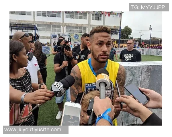 弗罗因德谈失败与成长:足球中的挫折让我们更有机会反思与改进 弗罗因德谈失败与成长:足球中的挫折让我们更有机会反思与改进