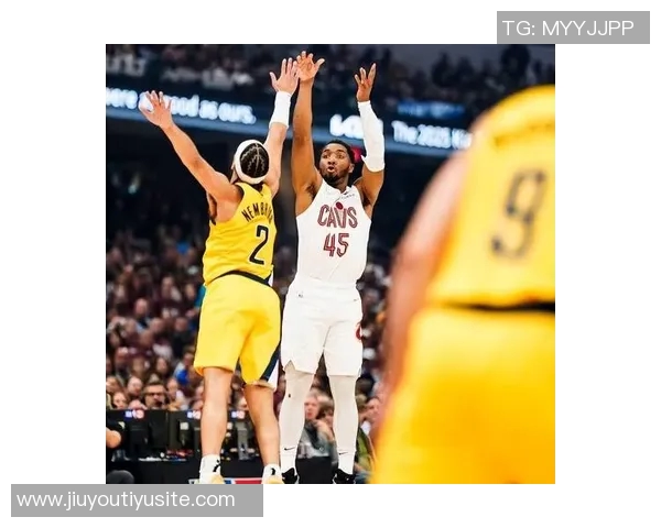 米切尔半场表现亮眼5中3贡献7分1板2助2断展现潜力 米切尔半场表现亮眼5中3贡献7分1板2助2断展现潜力